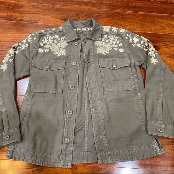 American Eagle Outfitters Jackets & Blazers - AMERICAN EAGLE OUTFITTERS White Rose Embroidery Jacket